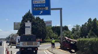 Kocaeli'de yön tabelasına çarpan panelvandaki 1 kişi öldü, 2 kişi yaralandı