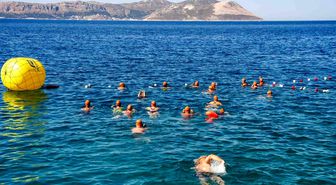 Meis-Kaş Yüzme Maratonu'nda sporcular dostluk için kulaç attı