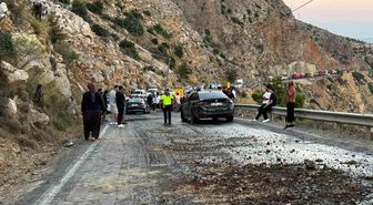 Mersin'de yola akan mazot zincirleme kazaya neden oldu, 4 araç birbirine girdi