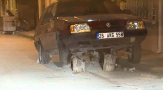 Sokak ortasonda kütükler üzerine bırakılan araç dikkat çekti