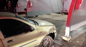Bilecik'te otomobil sürücüsü akaryakıt istasyonunun yıkama alanına çarptı: 4 yaralı