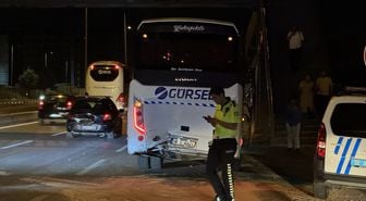 Bursa'da otomobilin işçi servisine çarpması sonucu 6 kişi yaralandı