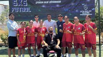 Cizreli kadınlar '5x5 Sokaklar Bizim' futbol turnuvasında bölge şampiyonu oldu