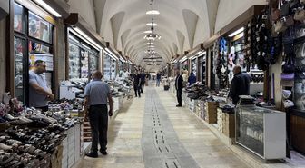 Depremde hasar gören Tarihi Kapalı Çarşı yeniden esnafıyla buluştu
