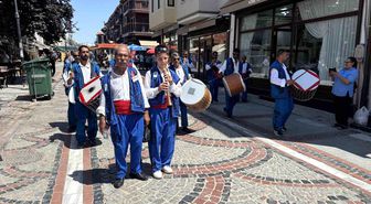 Edirne'de davul-zurna ekibinden esnafa Kırkpınar daveti