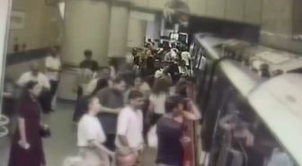 Gayrettepe Metrosu'nda cep telefonu hırsızlığı kamerada
