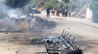 Hurda demiri için ateşe verilen çekyattan sıçrayan yangın evleri tehdit etti