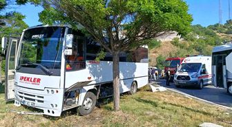 İşçi servisi ile hafif ticari araç çarpıştı, 4 yaralı