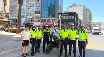İzmir'in efsane trafik polisi emekli oldu: Son anonsunda elleri titredi
