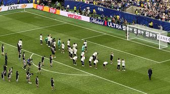 Japon futbolcular, Brezilya'ya elendiği için taraftarların önünde eğilerek özür diledi
