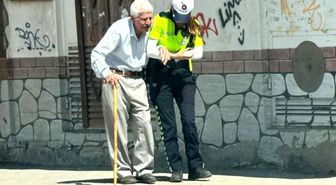 Kadın trafik polisi yaşlı vatandaşın yardımına koştu