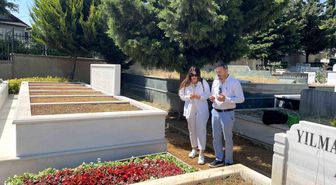 Kadir İnanır'ın kabri çiçeklerle donatıldı: Sevenleri yalnız bırakmadı