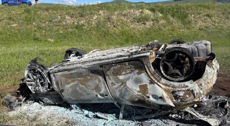 Kars'ta şarampole devrilip alev alan otomobilin sürücüsünü vatandaşlar kurtardı