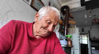 Kütükten sadece bir keser ile ürettikleri hobisi oldu