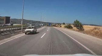 Otomobiliyle ters şeritte ilerleyen sürücü trafiği tehlikeye attı