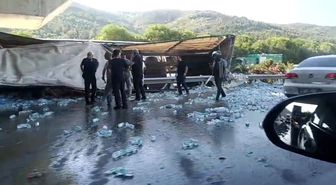 Su yüklü tır hızlı tren köprüsü ayağına çarptı : Sürücü hayatını kaybetti