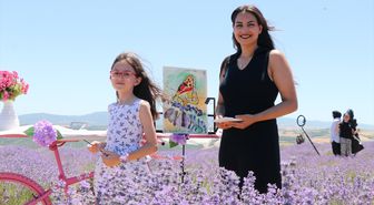 Tekirdağ'da 9 yaşındaki ressam lavanta tarlasının mor güzelliğini tuvale taşıdı