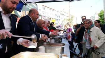 AK Parti Eskişehir İl Başkanı Albayrak, vatandaşlara aşure ikram etti