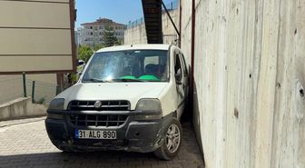 Aküsü biten aracı iterken canından oluyordu