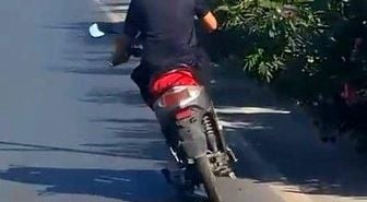 Alanya'da motosiklet üzerinde ayakta ilerleyen sürücünün tehlikeli yolculuğu kamerada