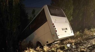 Ankara'da servis aracı yol kenarına devrildi: 8 yaralı