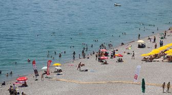 Antalya'da hava sıcaklığı 38 derece oldu, sahillerde yoğunluk yaşandı
