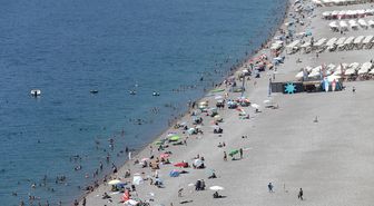 Antalya'da sıcaktan bunalanlar sahillerde yoğunluk oluşturdu