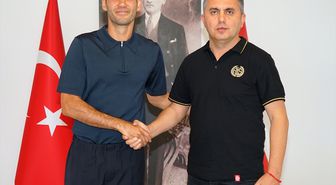 Antalyaspor, takım kaptanı Veysel Sarı'nın sözleşmesini 1 yıl uzattı