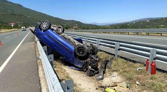 Bariyerlere çarpan hafif ticari araç ters döndü: 3 yaralı