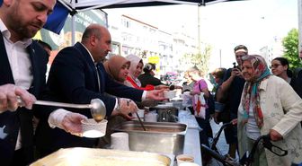Başkan Albayrak, vatandaşlara aşure ikram etti