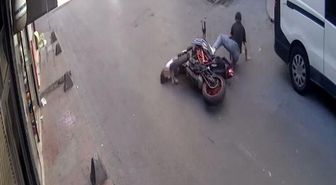Beyoğlu'nda scooter kullanan 4 yaşındaki çocuğa motosiklet çarptı