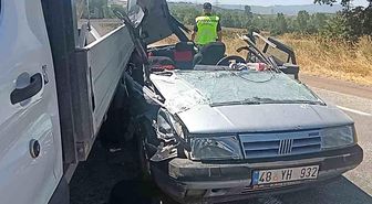 Çanakkale'de kamyonete arkadan çarpan otomobilde ağır yaralanan çocuk hayatını kaybetti