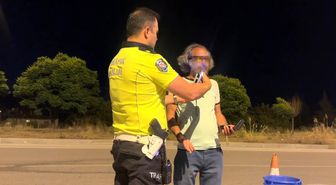 Denetim yapan polislere selam vermek için aracıyla yanlarına gitti, 3.28 promil alkollü çıktı