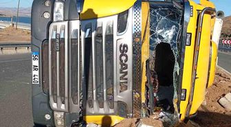 Elazığ'da hayvan yüklü tır devrildi: 2 yaralı