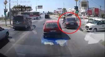 Emniyet şeridinden gelip genç kıza çarptı, o anlar araç kamerasında
