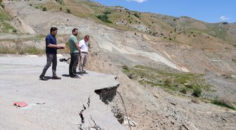 Hakkari'de dev heyelan: 8 milyon metreküp toprak kaydı