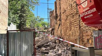 Kadıköy'de yıkım sırasında 2 işçi göçük altında kaldı