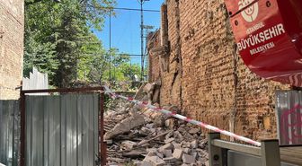 Kadıköy'de bina yıkımı sırasında göçük altında kalan 2 işçi kurtarıldı