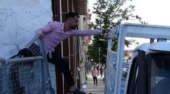Kaldırıma park edilen kamyonet trafiği kilitledi, yol esnafın aracı itmesiyle açıldı