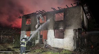 Kastamonu'da 2 katlı ev yandı