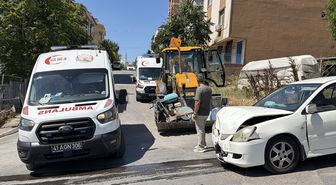 Kocaeli'de iş makinesiyle çarpışan otomobildeki 2 kişi yaralandı