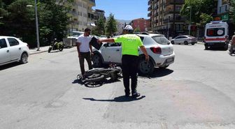 Otomobil ile çarpışan motosiklet sürücüsü yaralandı