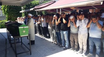 Otomobil su kanalına devrildi; anne ile kızı öldü