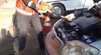 Otomobilin motor bölümüne giren yılanı itfaiye çıkardı