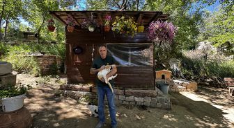 Sahipsiz hayvanlar için bahçesini huzur adasına dönüştürdü