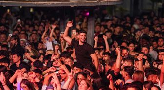 Şarkıcı Eypio Finike'de sahne aldı