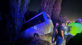 Servis minibüsü ile otomobilin çarpıştığı kaza kamerada: 8 yaralı