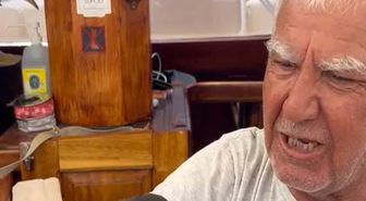 Son süngerci Aksona Mehmet, teknesine gelen kargaya elleriyle su içirdi