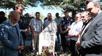 Trafik kazasında hayatını kaybeden genç gazeteci mezarı başında anıldı