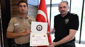Uşak'ta yağış sırasında görme engelliye yardım eden bekçiye teşekkür belgesi